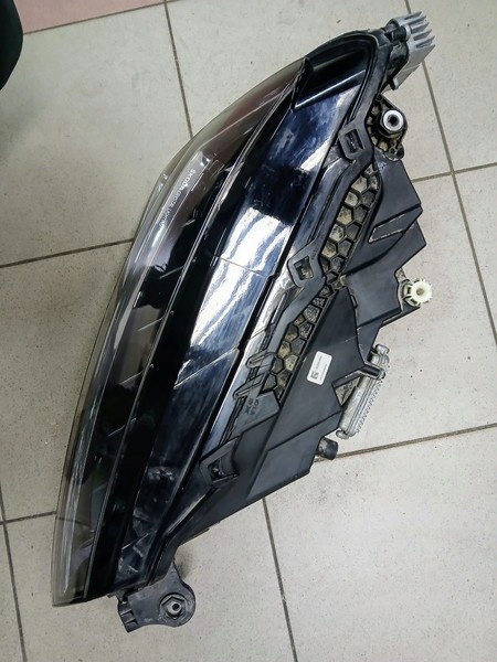 REFLEKTOR destra SKODA SUPERB III LIFT led