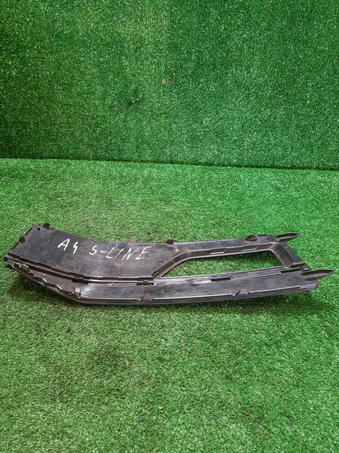 grid of a bumper left AUDI A4 B8 S-LINE 8K0807682M