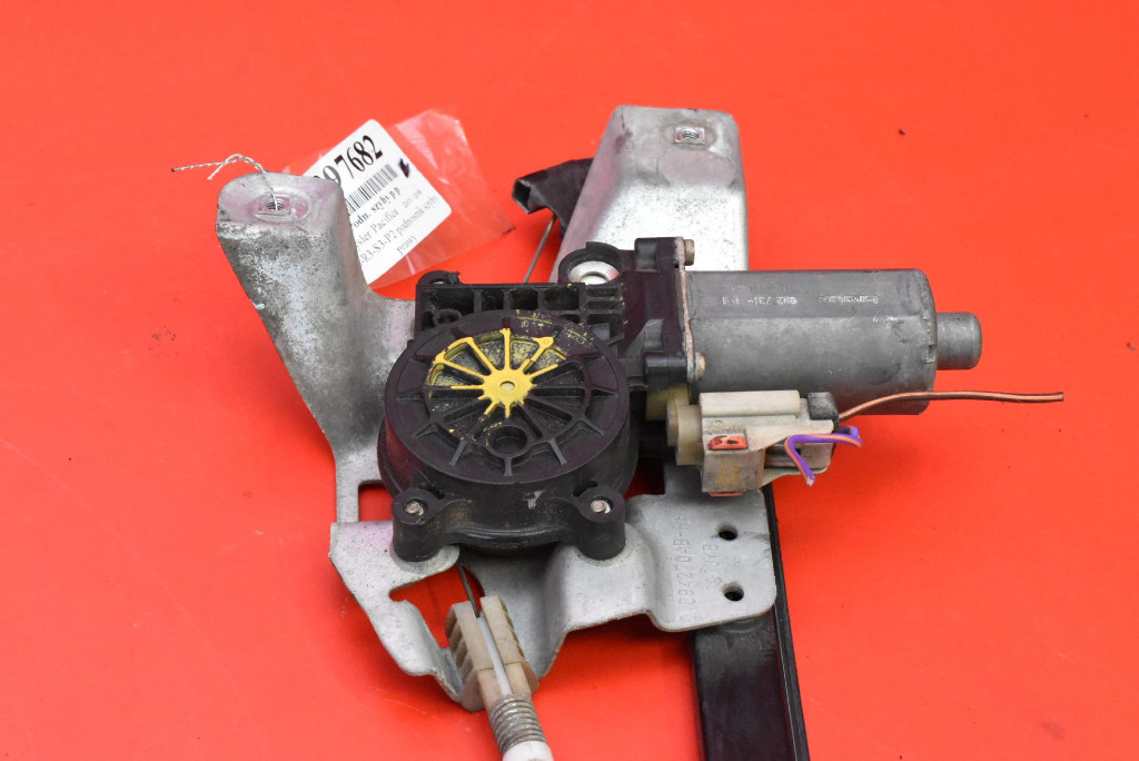 window regulator right front EU 992731-101 CHRYSLER PACIFICA 1 and 03-08