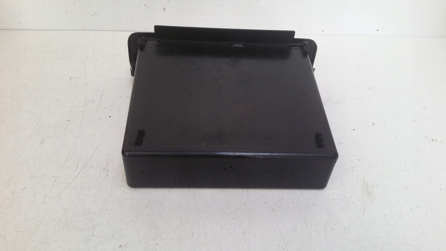 plato below radio passenger compartment 8Z0863077 Audi A2