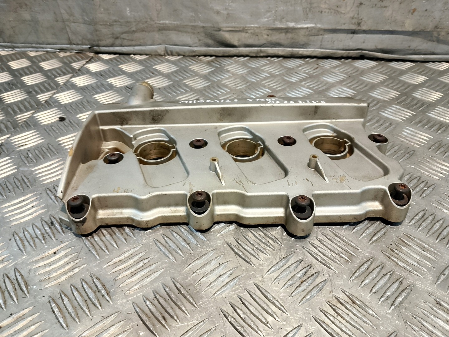 Abdeckung der Ventile AUDI A6 C6 3.2 V6 06E103472L