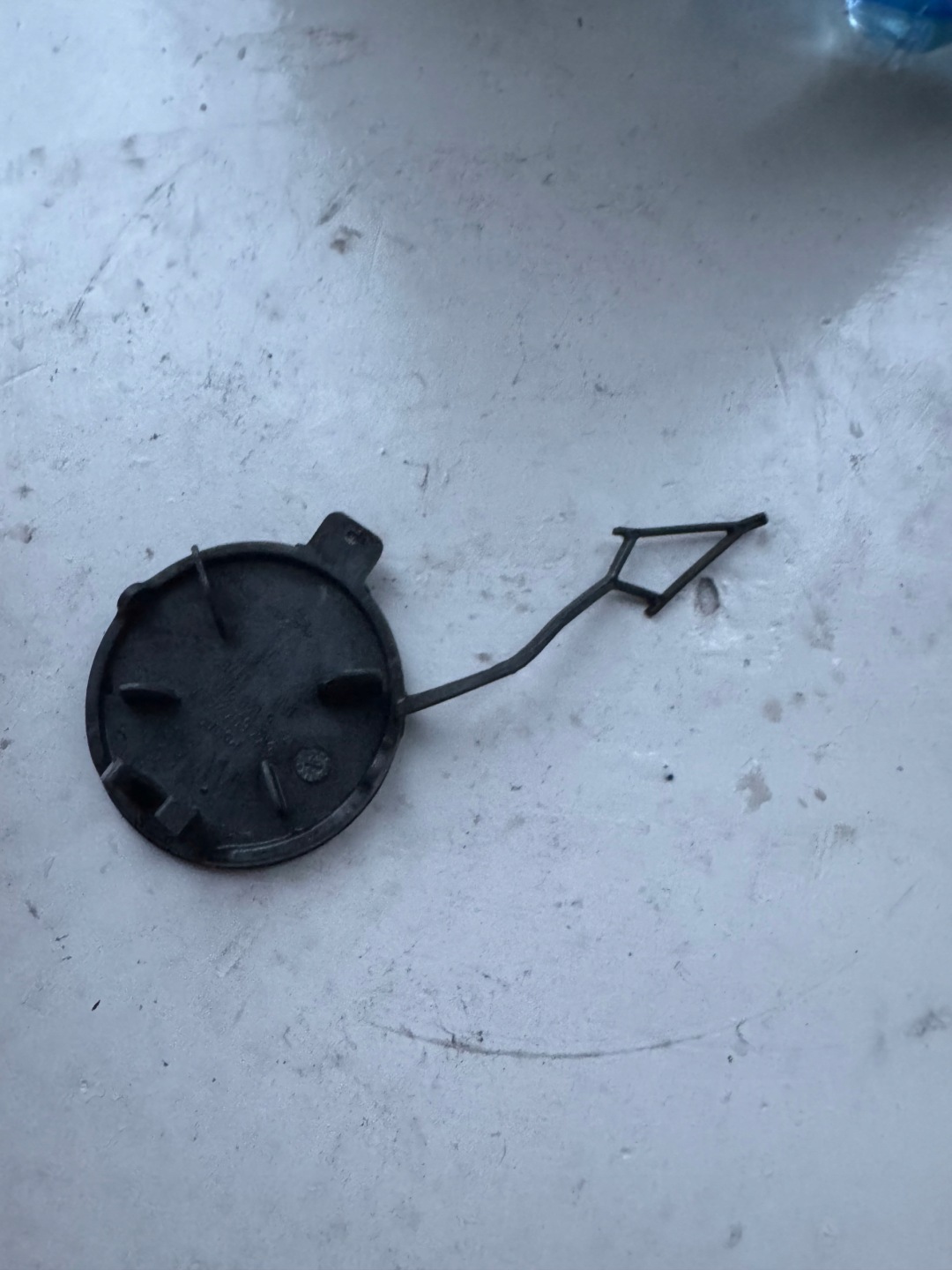 VW CADDY V 20r-> Abschleppöse der Stoßstange vorne 2K7807241A