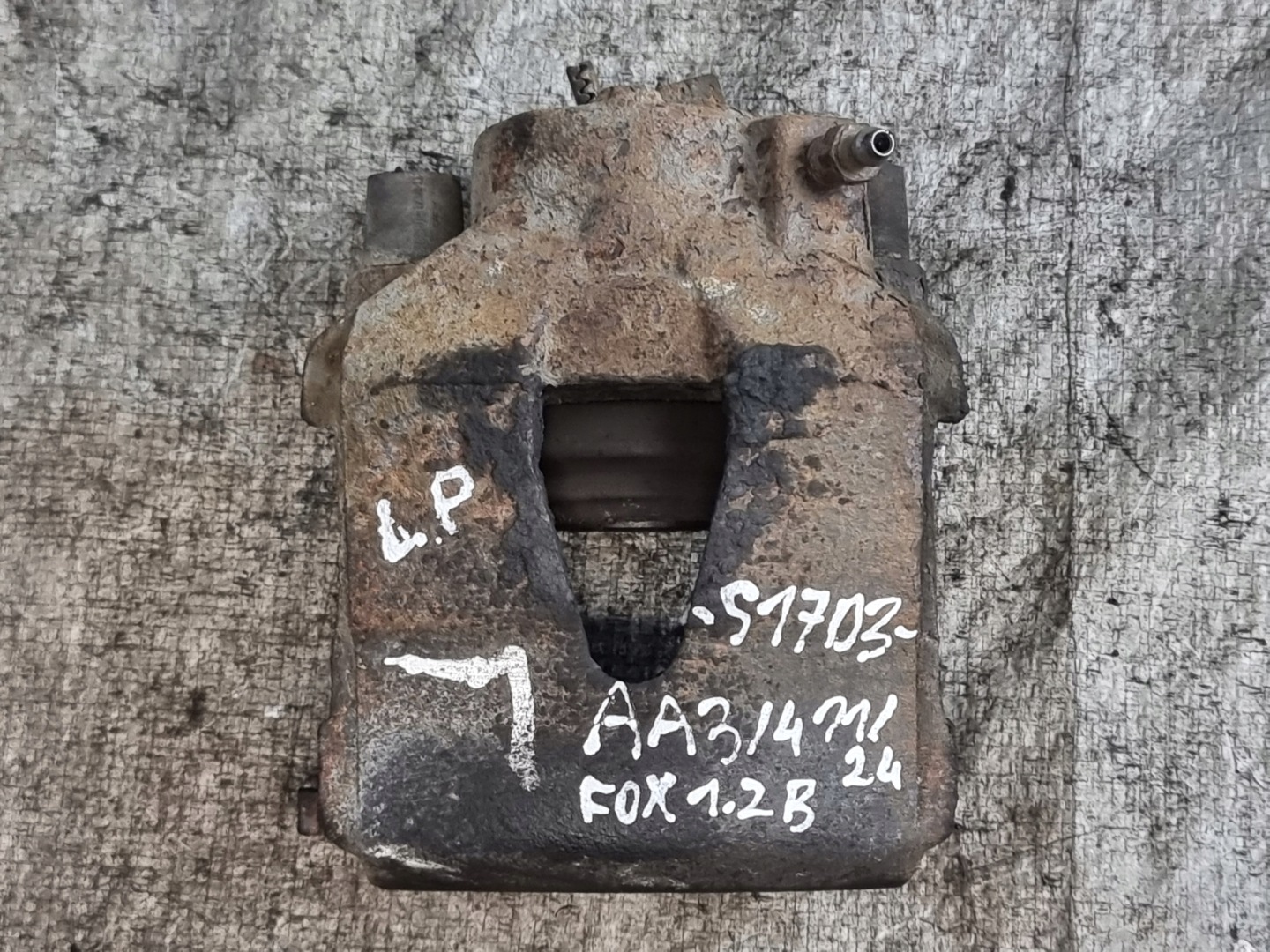 třmen brzdový levý předek VW FOX 1.2B 40kW 05r