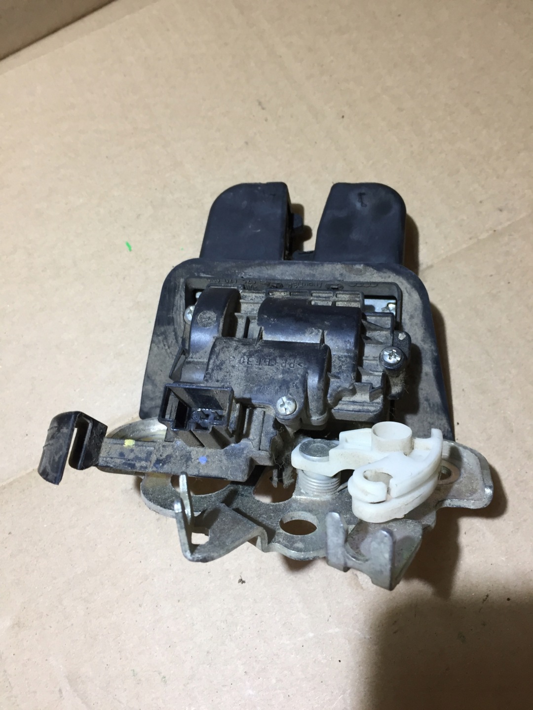 AUDI Q5 8R lock bonnet boot rear part 8R0827505