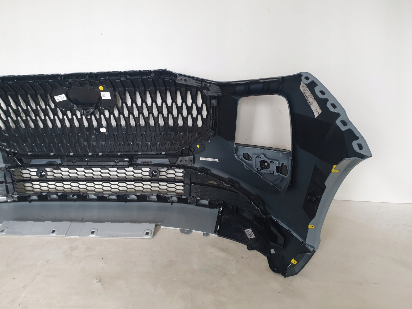 AUDI Q3 III 83H 25-> bumper front front 6 x PDC 83H807437