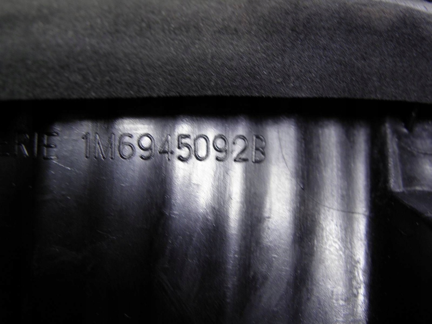 SEAT LEON and // light right rear part to the bonnet 1M6945092B