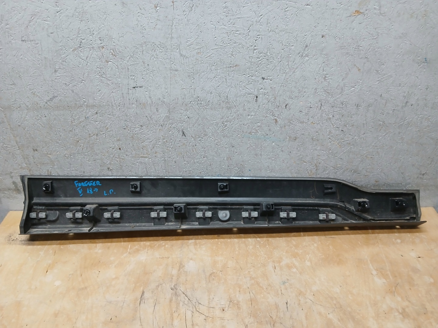 door moulding left front SUBARU FORESTER V 5 18- C16010237