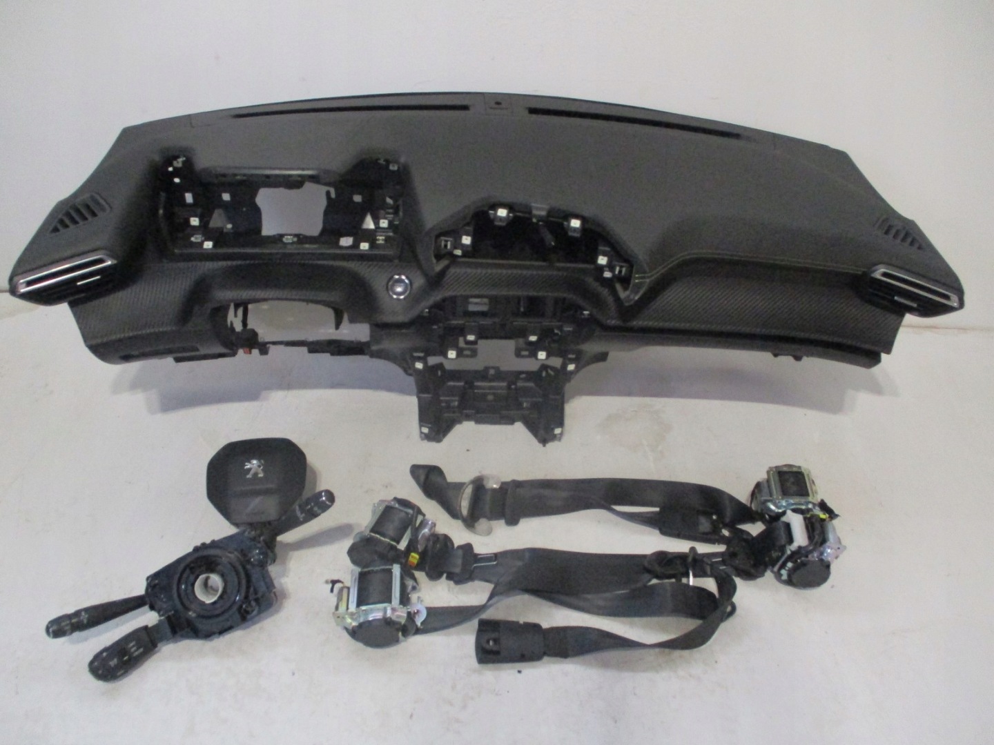 dashboard PEUGEOT 2008 GT KARBON