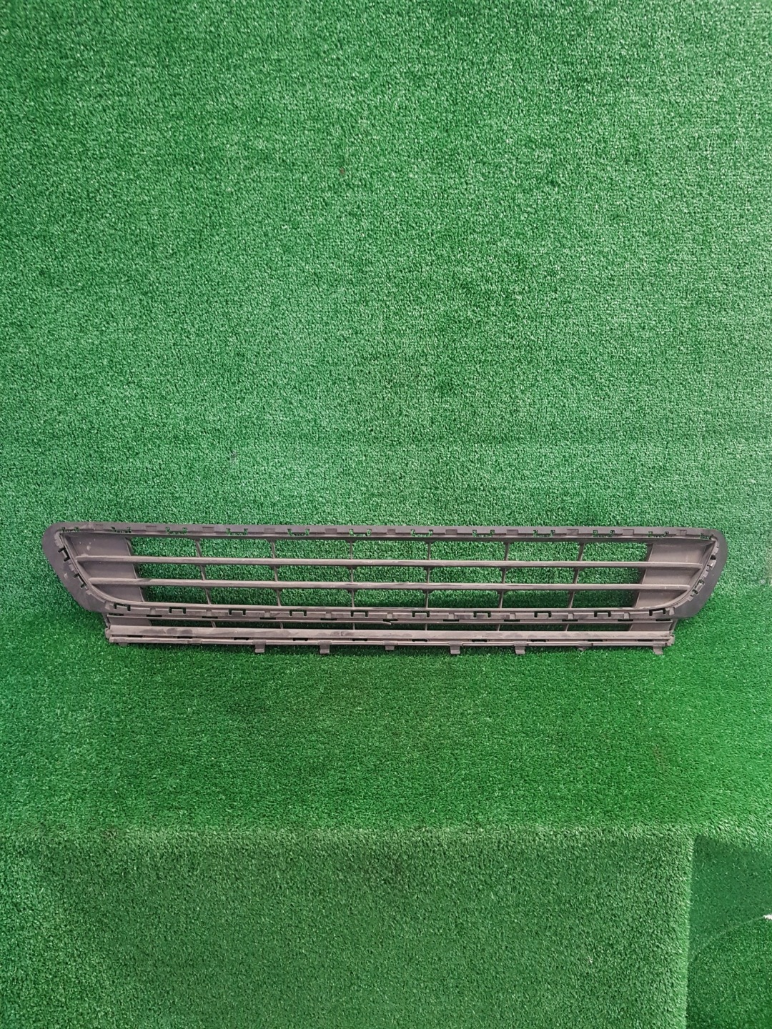 grid of a bumper central VOLKSWAGEN GOLF 7 5G0853677