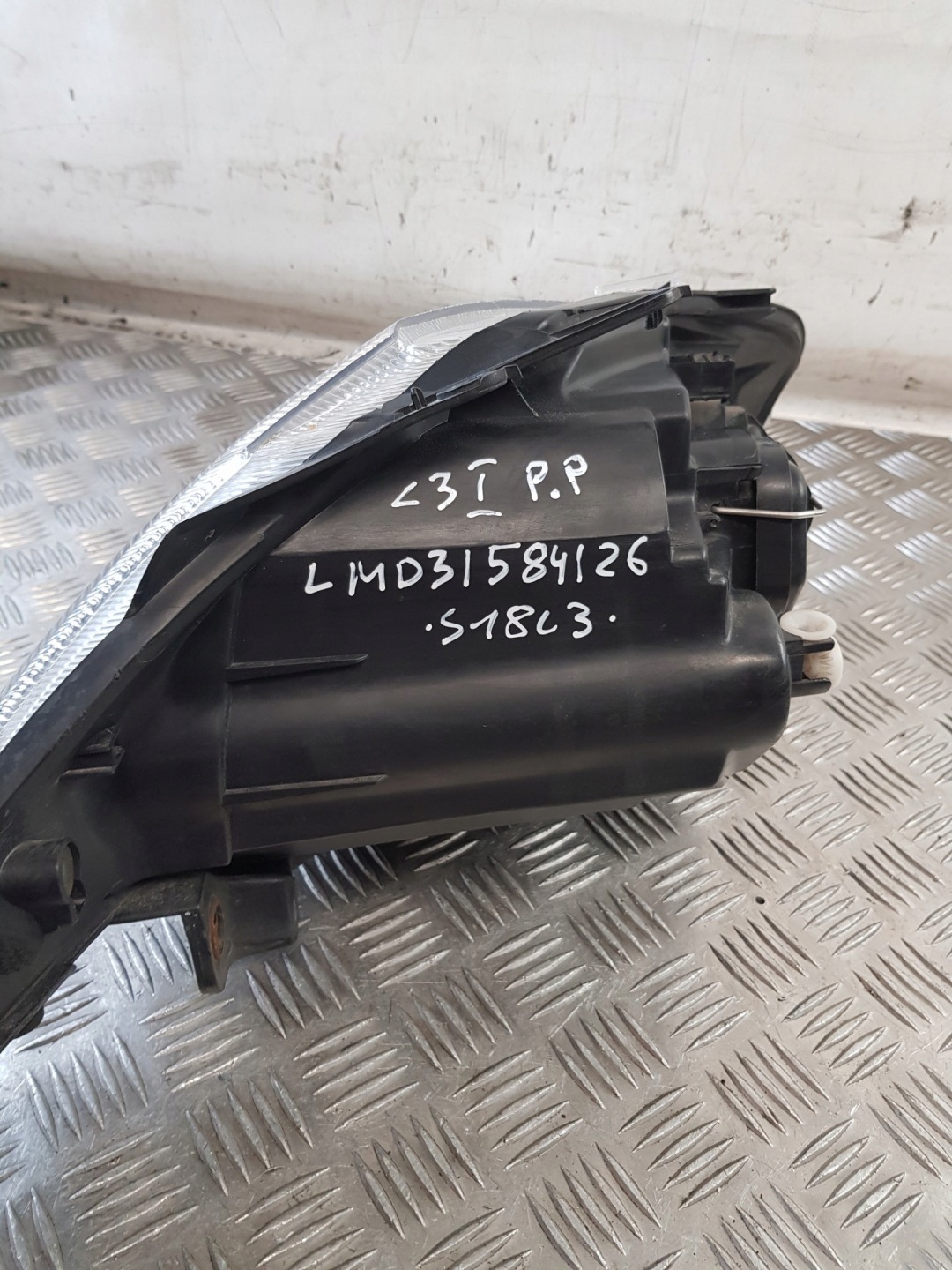 light right front TYC CITROEN C3 and 04R