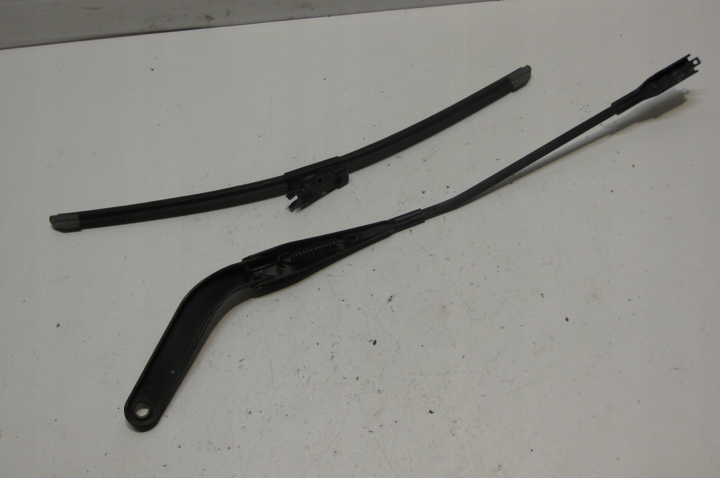 BMW E87 5D 07R wiper arm right front 7169972