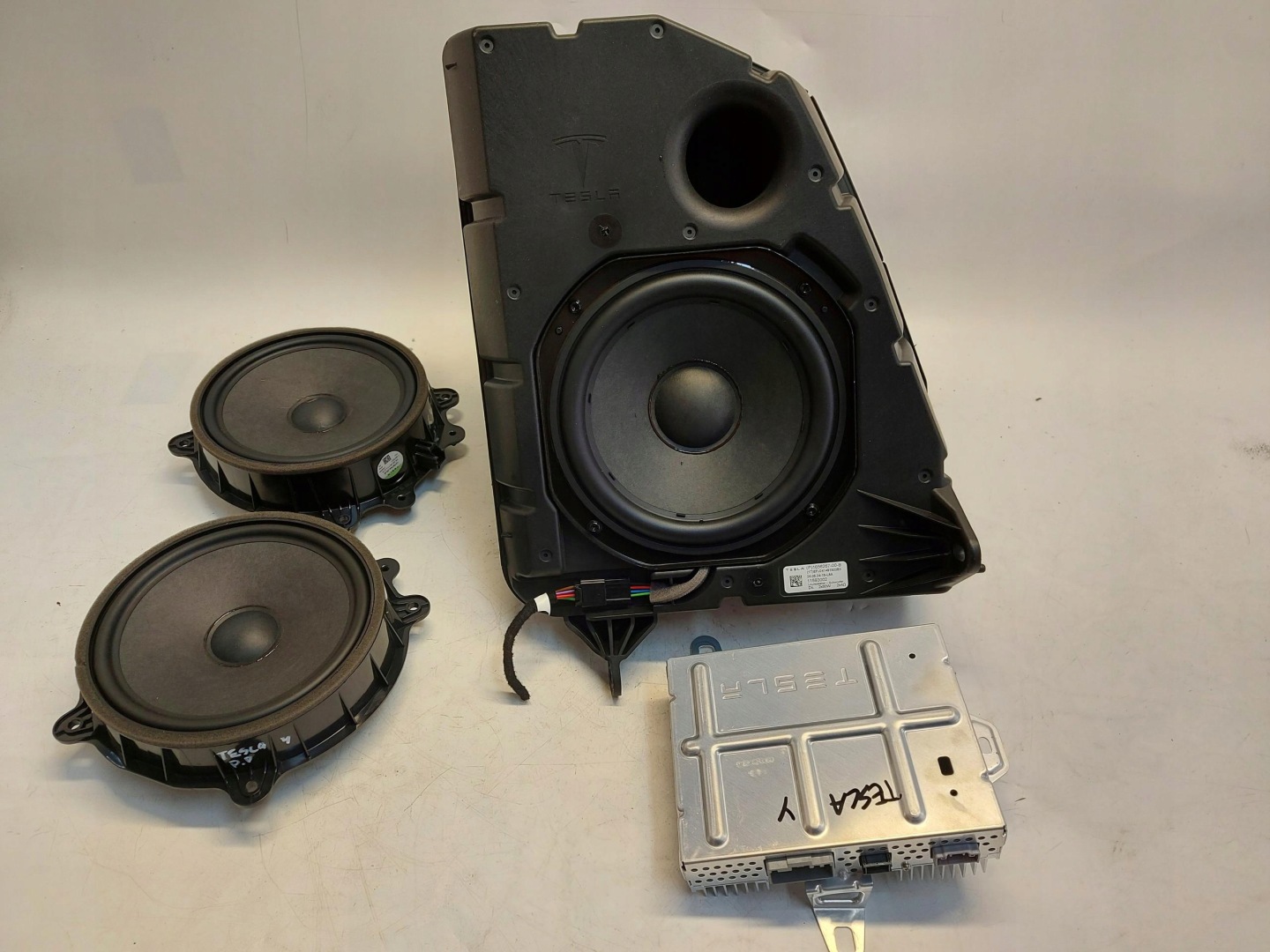 TESLA MODEL Y 2024r amplifier speakers running board 1507152-01-B
