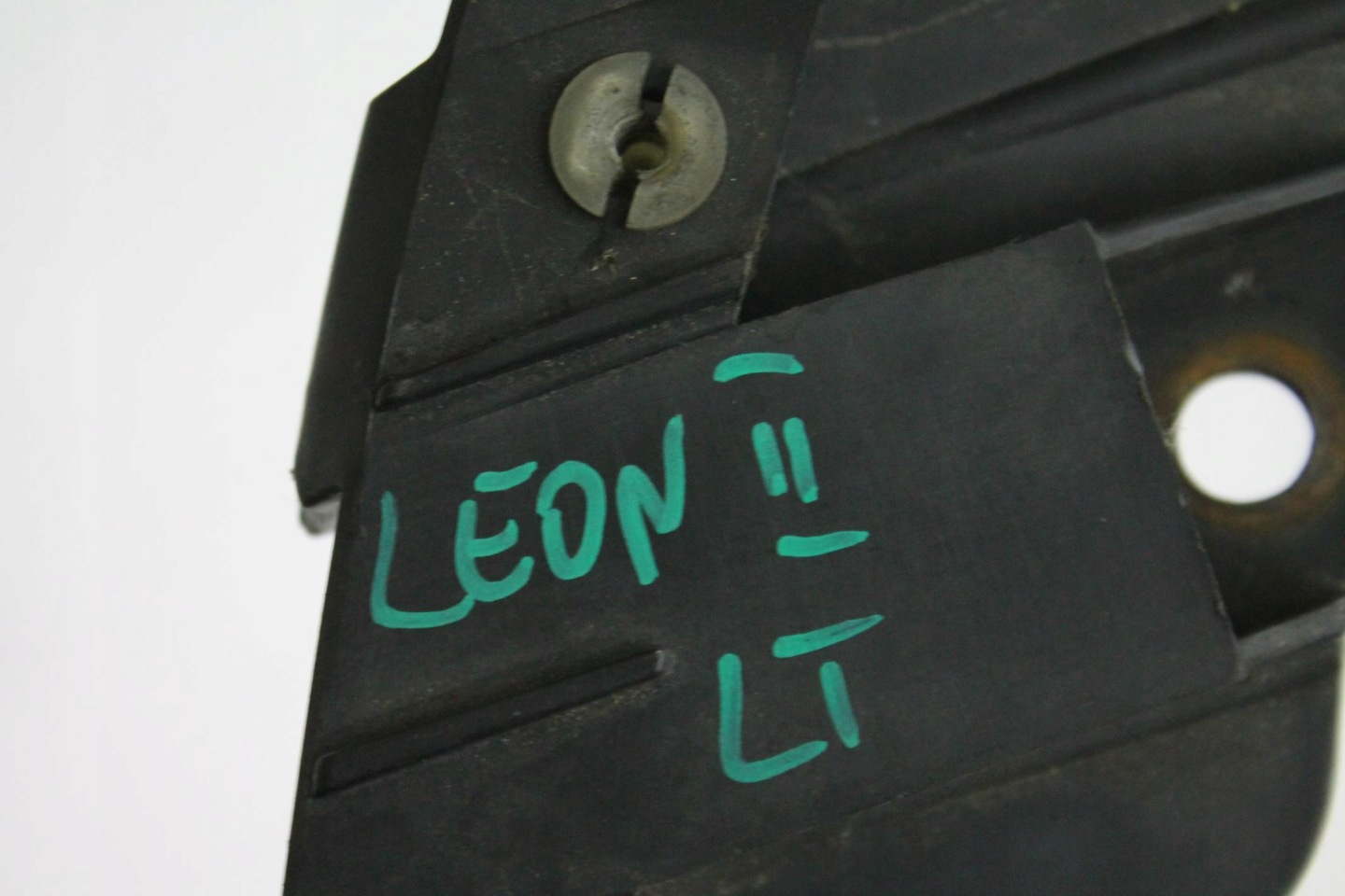 bumper bracket left rear part 1P0807377 SAT LEON II LIFT