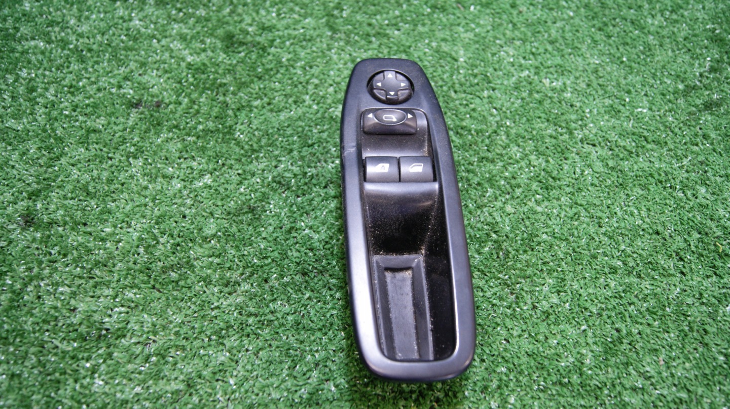 control panel of the window driver´s PEUGEOT 208 96758211ZD