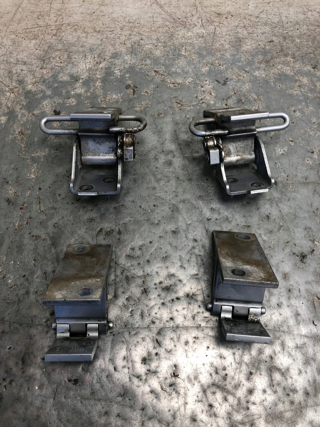hinges door left right front KOMPLET AUDI A8 D2 4D0831401 4D0831402