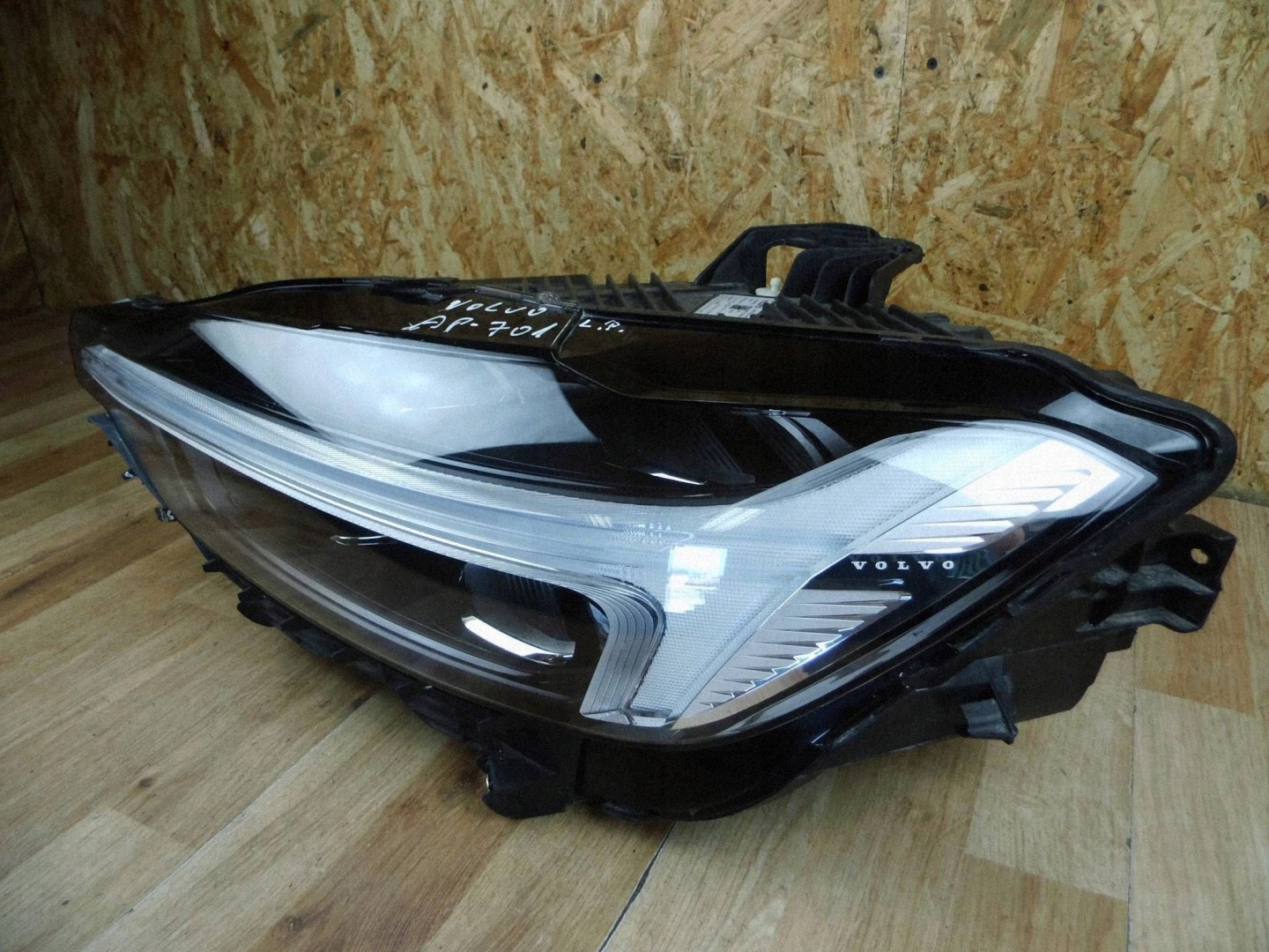 Volvo XC60 II 2023+ LIFT light left front front left 32404705