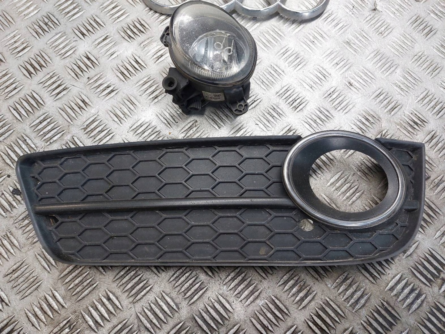 fog light right + grid + EMBLEMAT AUDI A5 8T 8T0807681 8T0941699