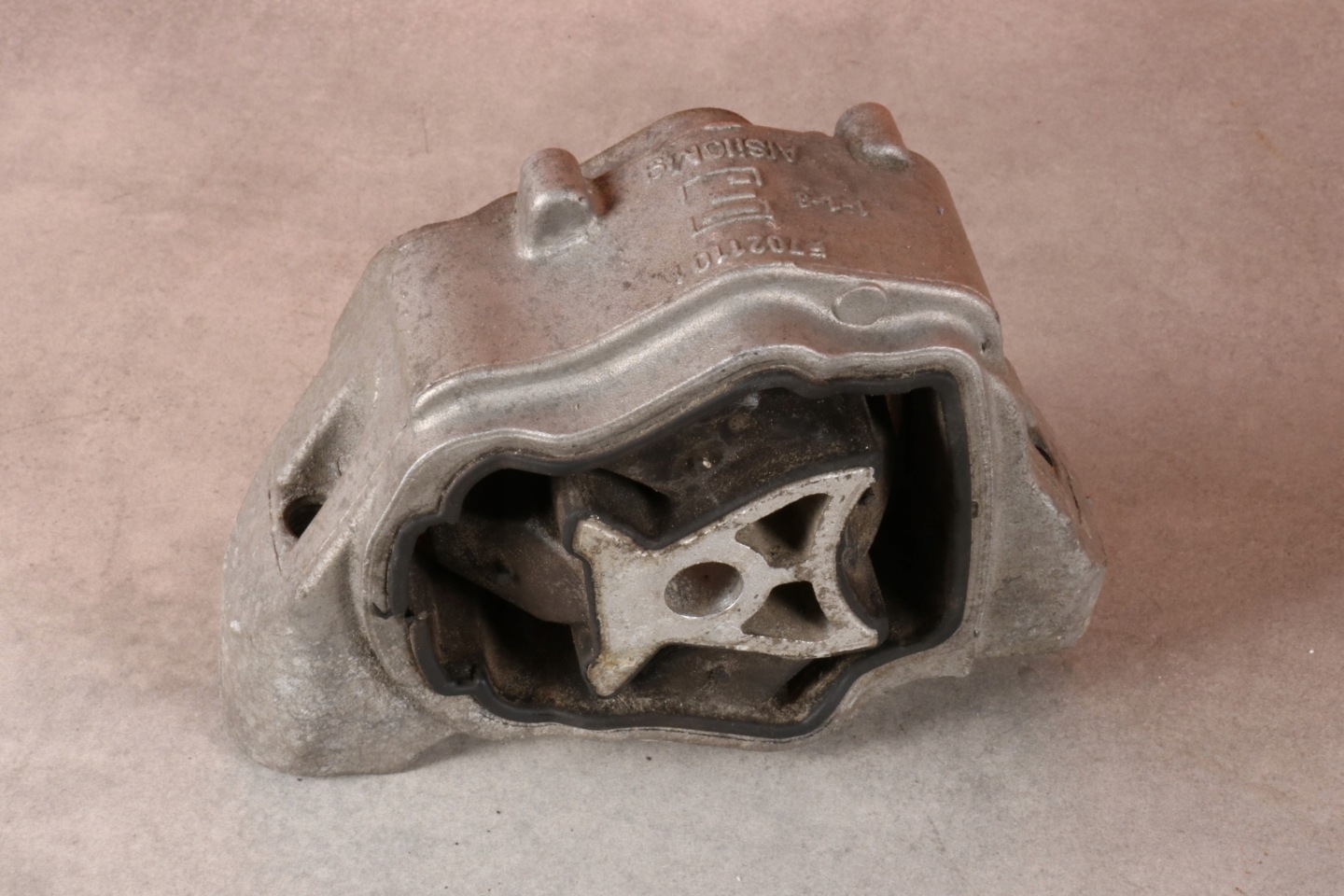 VOLVO XC60 and D4 2.0d D4204T14 engine mount 31330138