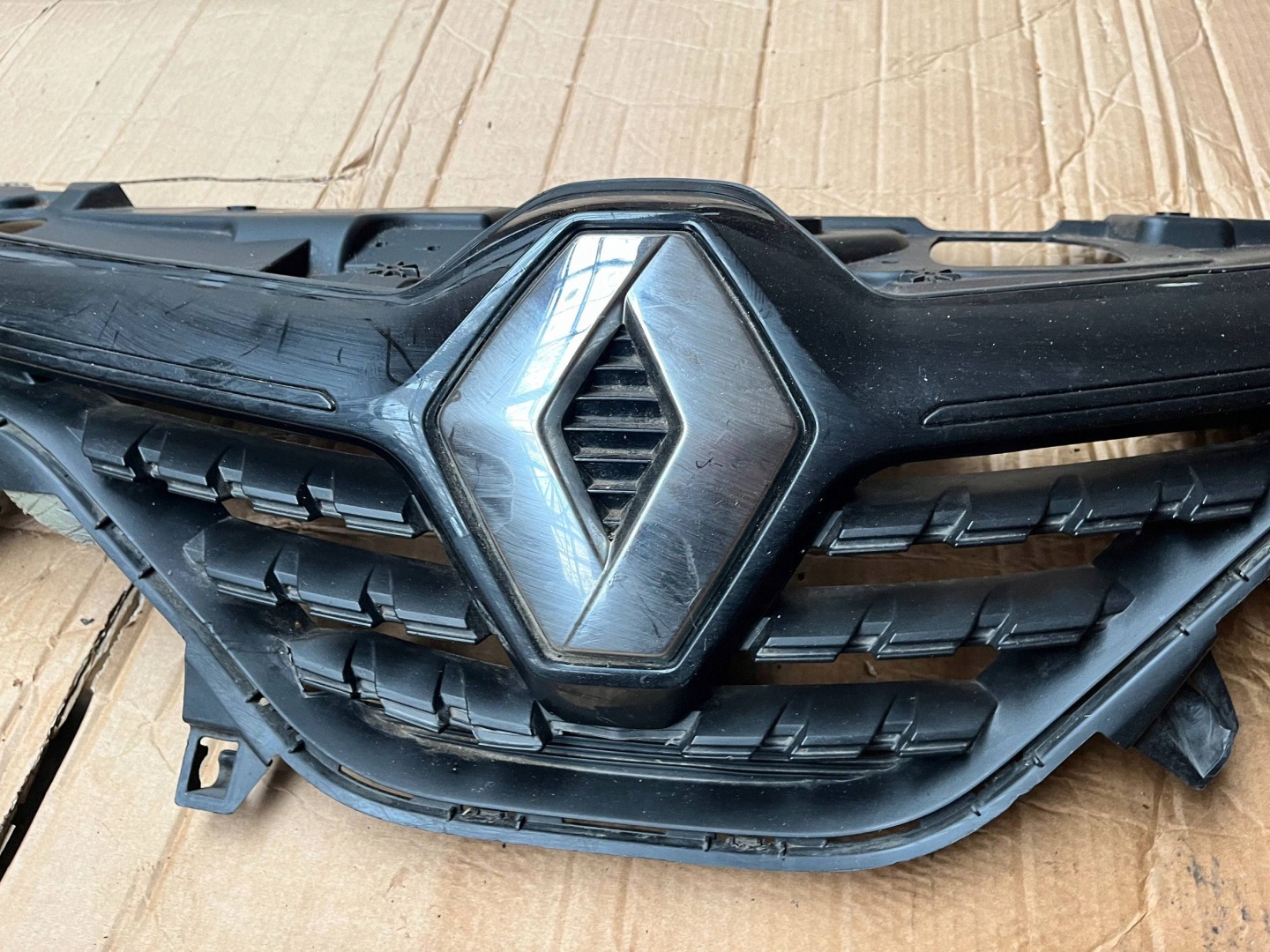 grill front RENAULT CLIO V 622567196R @M