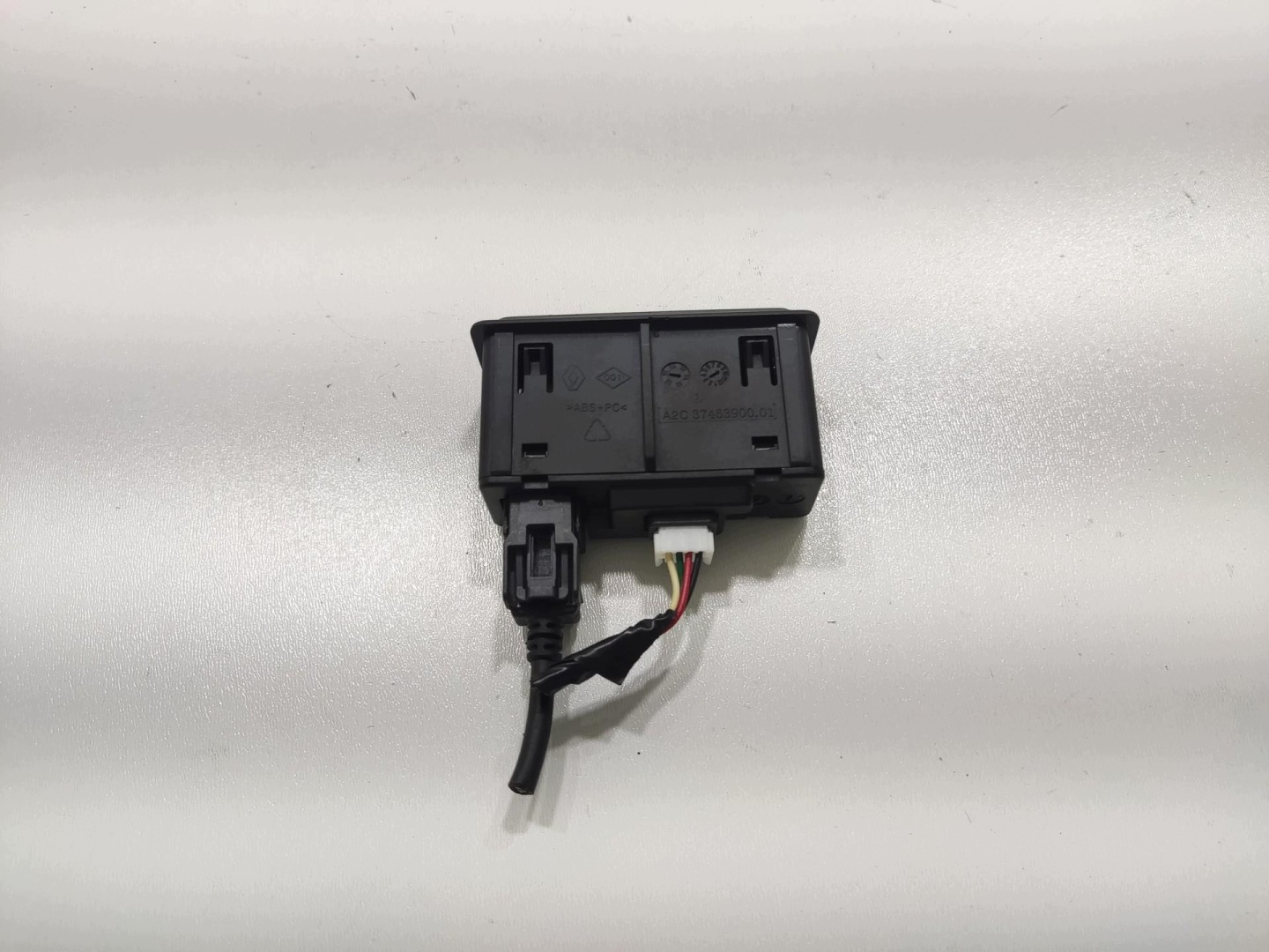 GNIAZDA PORT USB AUX RENAULT KOLEOS e LIFT 2011-2016 280237775R