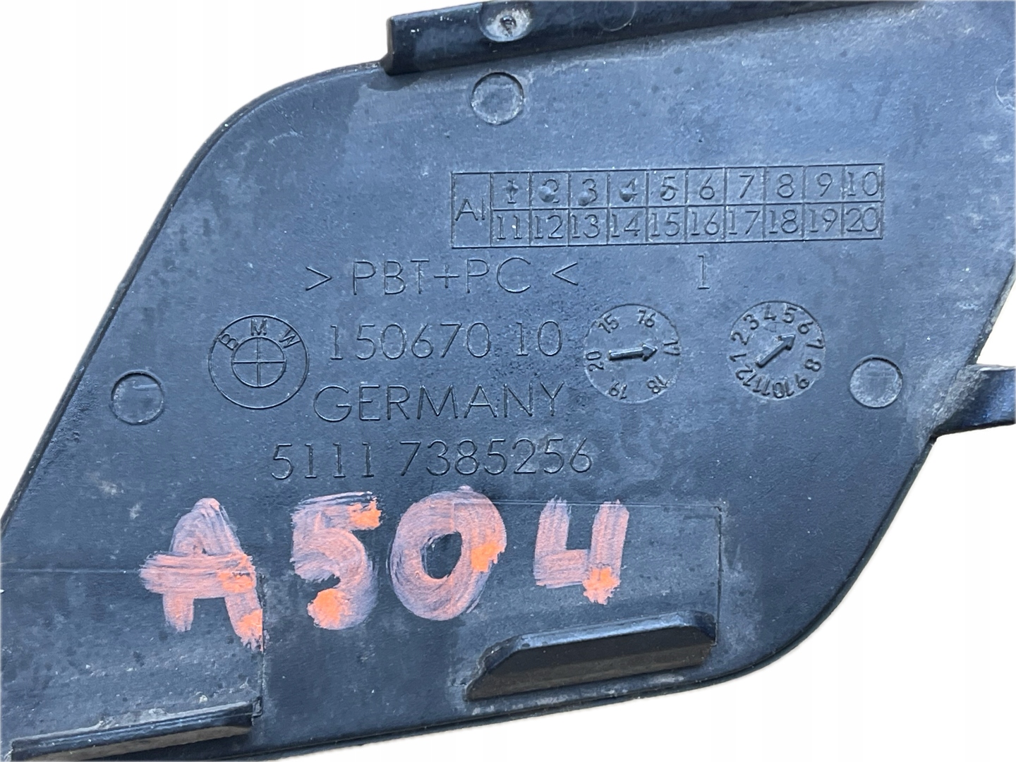 A504 BMW 5 G30 G31 2017 - Abschleppöse der Stoßstange vorne 7385256