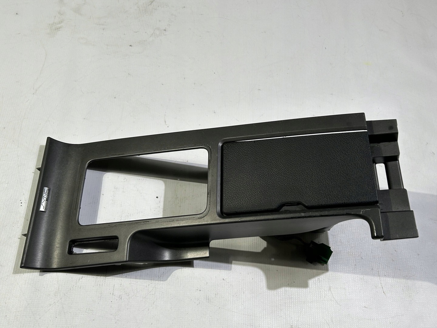 Tunel mitte cup holder dekor tunelu Ford Mustang V 2010r
