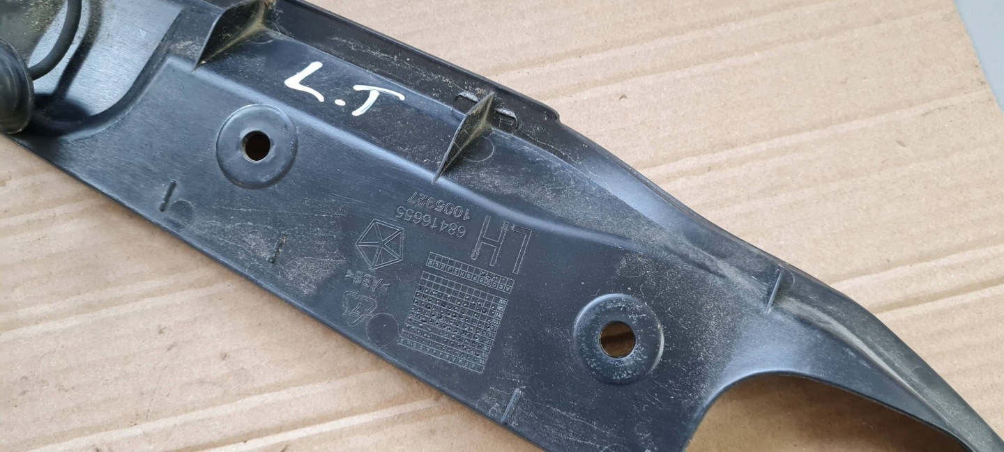 Chrysler Pacifica 2022 cover bonnet sensor moulding left rear part 68416655