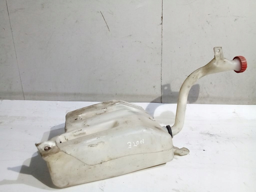 Nissan Note und Behälter Spritzdüse