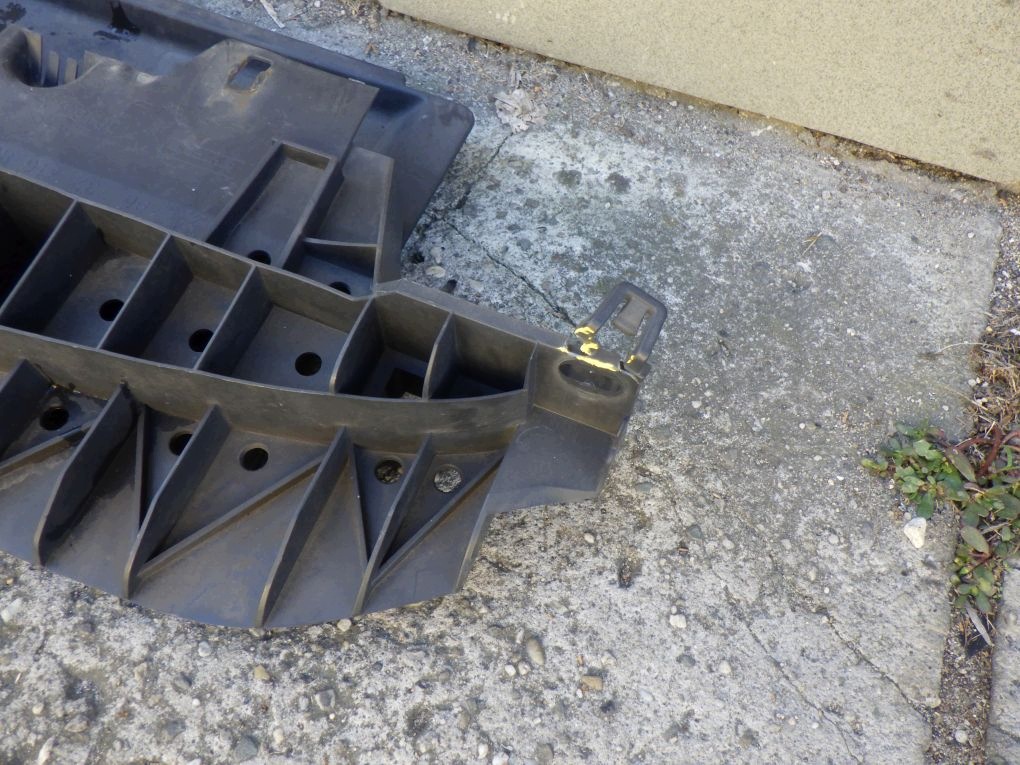 PEUGEOT 208 bumper support front cover