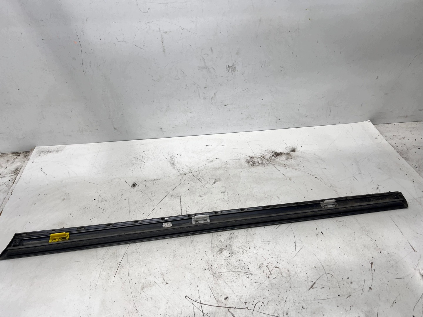 moulding lower door left front AUDI A6 C6 LIFT LX7W