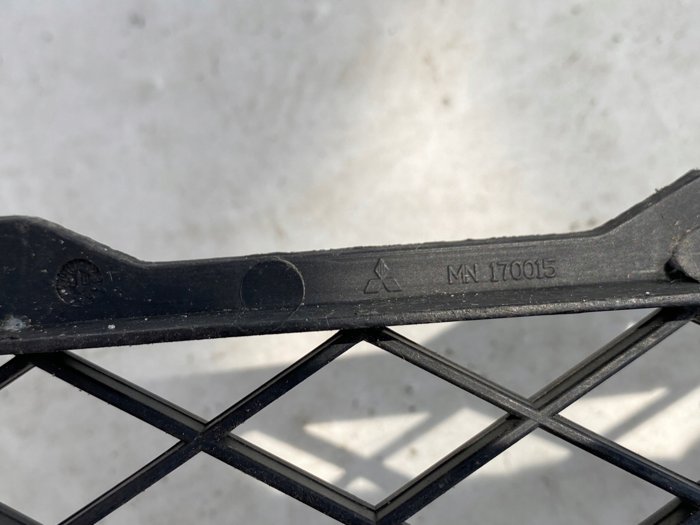 MITSUBISHI COLT CABRIO LIFT VI 07-09 grid central front MN170015