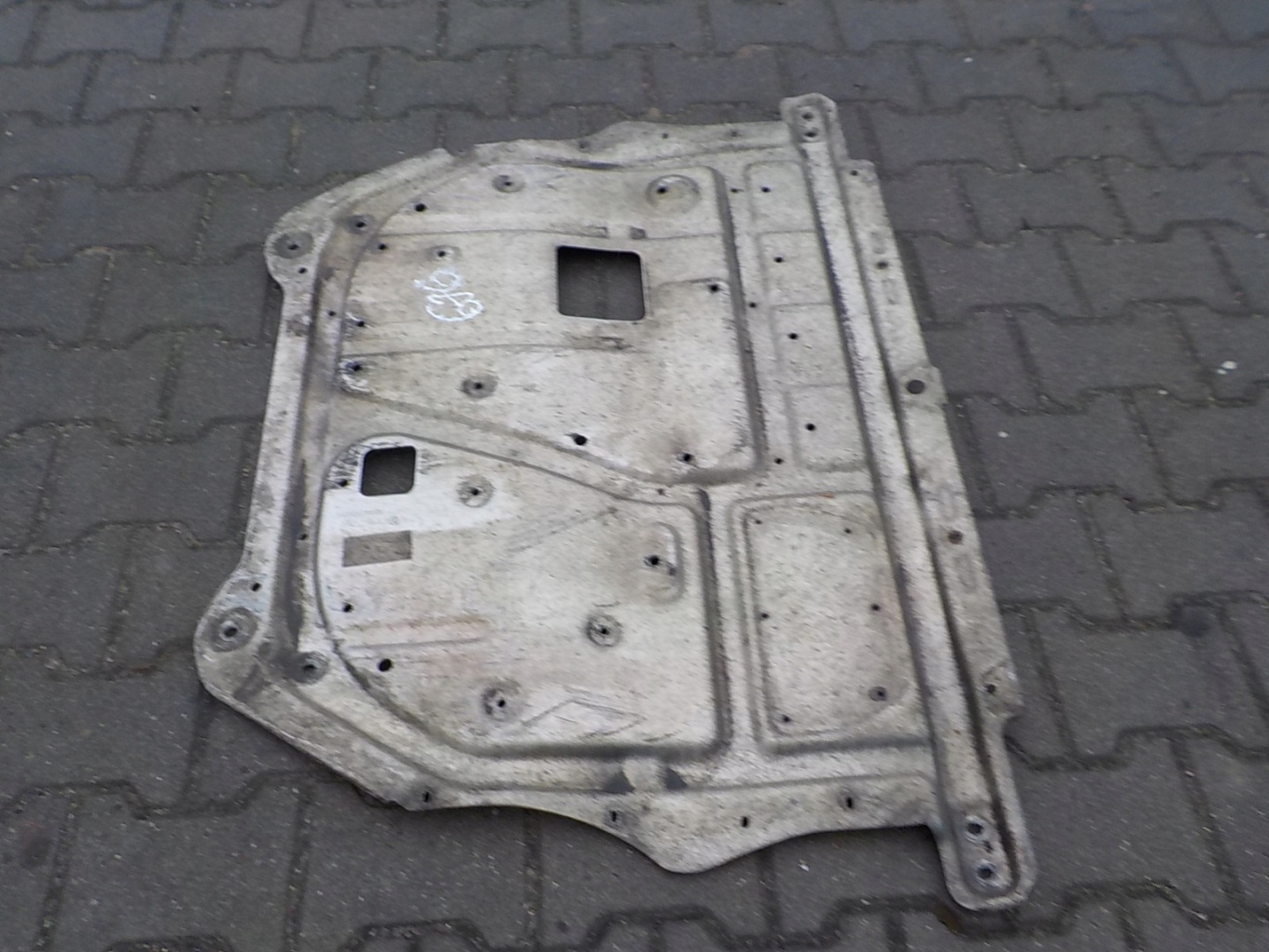 676 VOLKSWAGEN EOS cover below engine 1Q0825237A