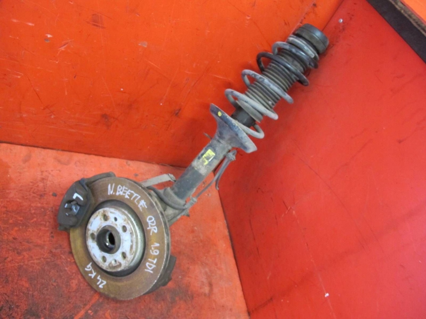 VW NEW BEETLE 1C 1.9 TDI ATD otoč čepu tlumič levá předek KPL