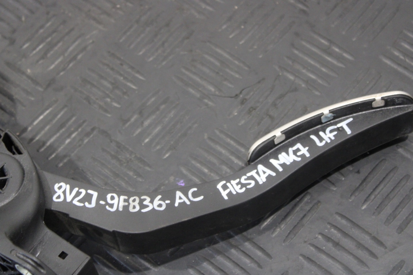 accelerator pedal FORD FIESTA MK7 LIFT 8V2J-9F836-AC