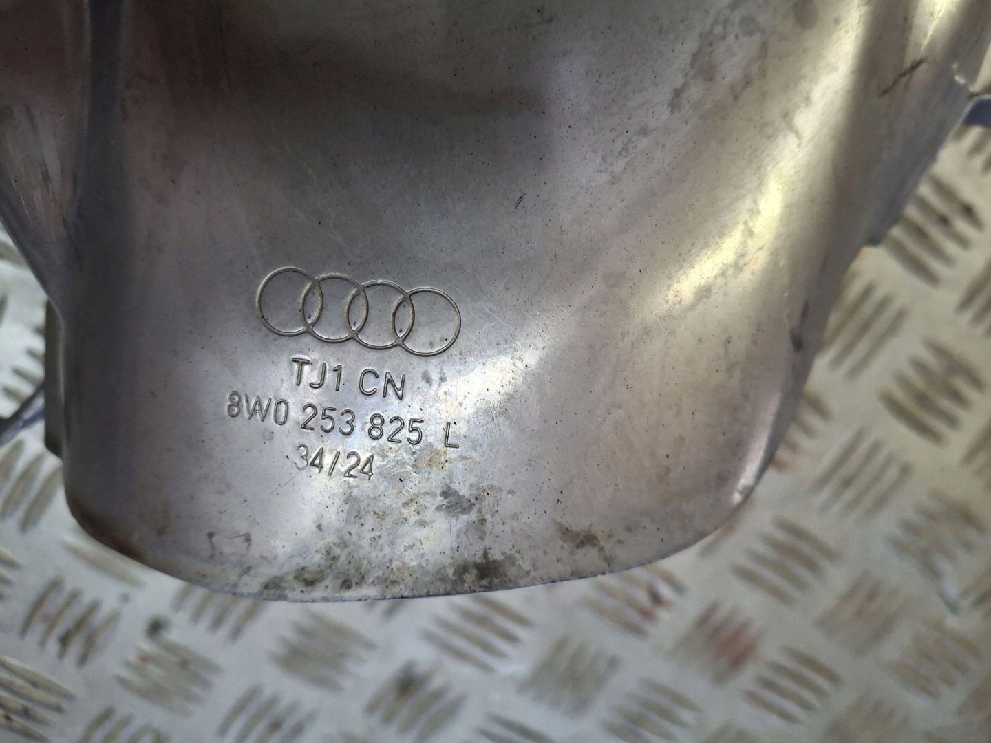 échappement bouchon d’extrémité de de l'échappement AUDI A4 B9 gauche 2015R->