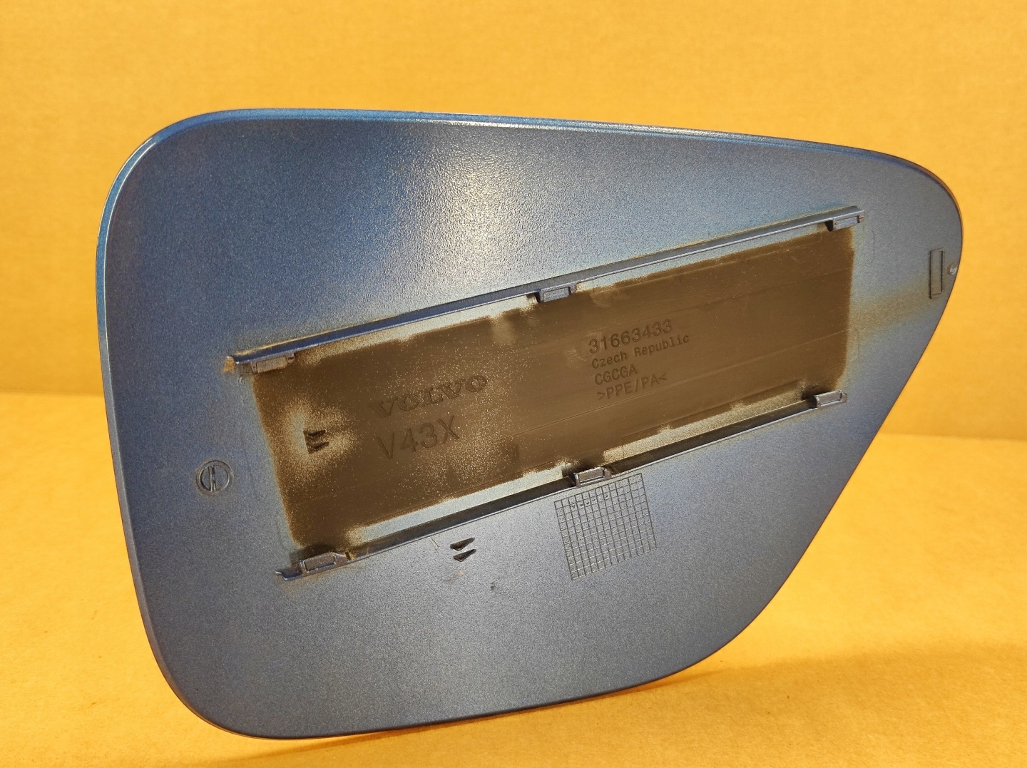 KLAPKA GNIAZDA LADOWANIA VOLVO S60 V60 Farbe 720