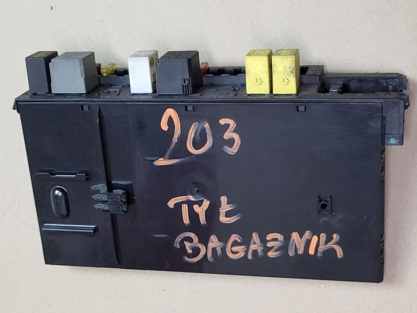 compartment PRZEKAZNIKOW of fuses module SAM MERCEDES C W203 1.8 compressor;