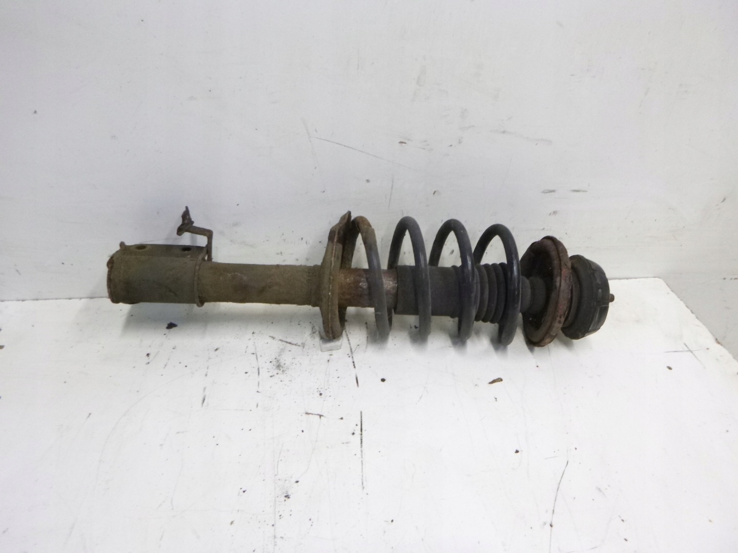 shock absorber front left Dacia Logan 1.4 2004r.
