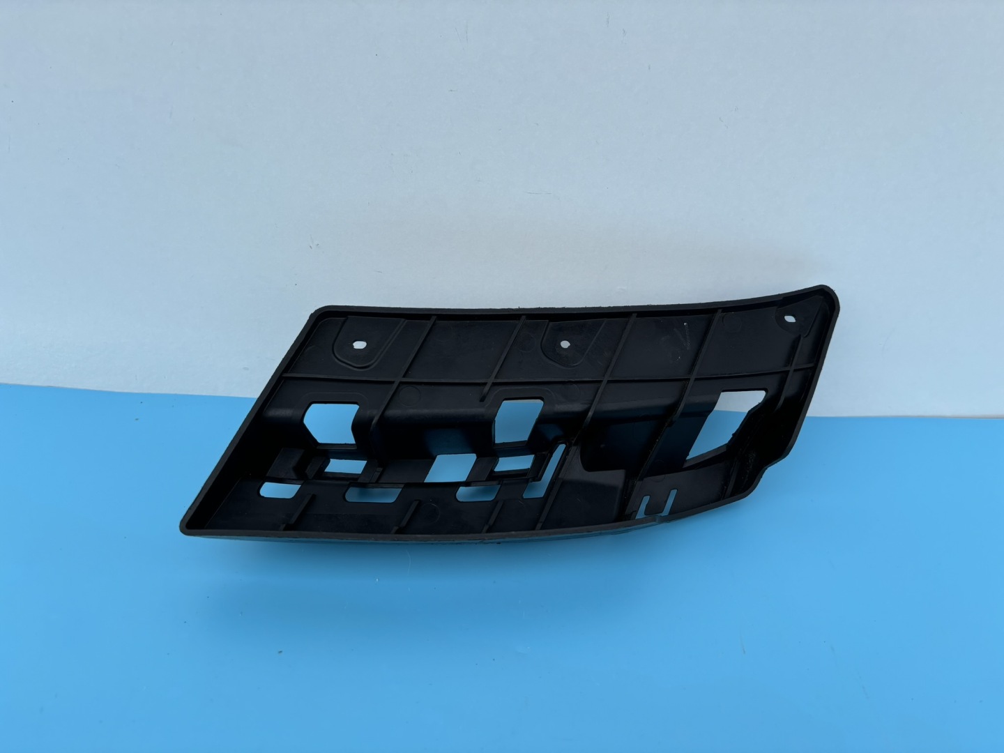 OPEL MOKKA rear light holder right front bracket 95127320 K115/570