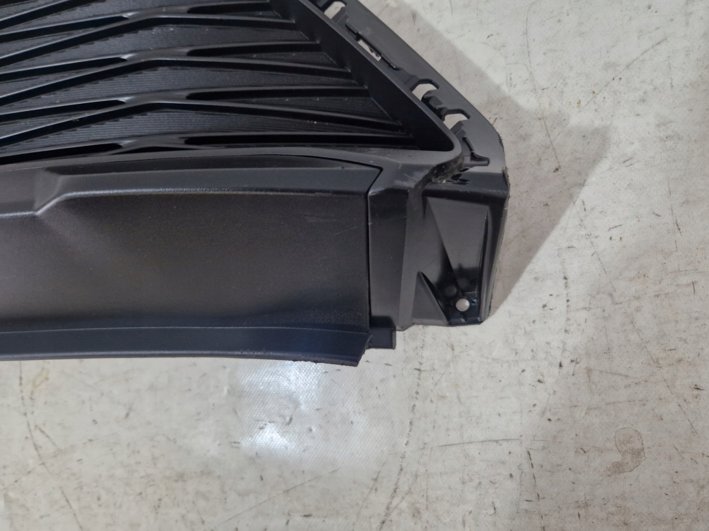 KIA CEED III LIFT - grid central of a bumper front 86560-J7DA0