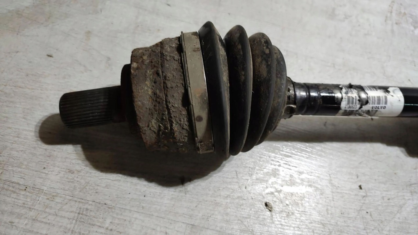 Volvo V40 2018 front side right semi-axis