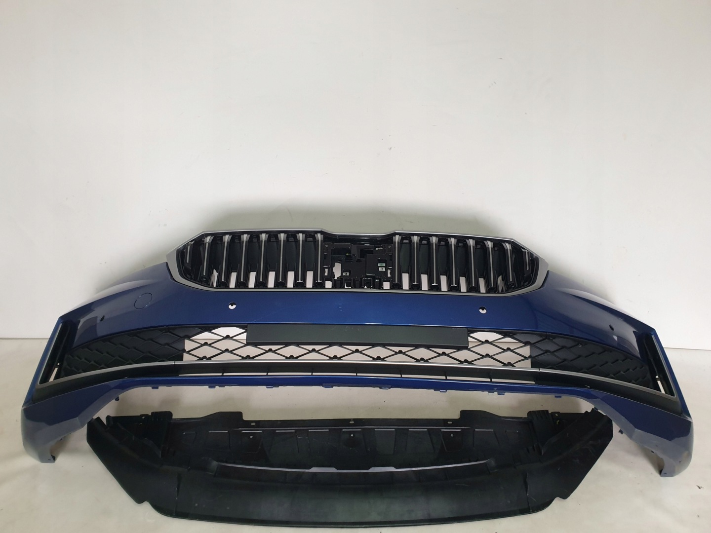 SKODA SUPERB IV 3P0 23-> bumper front front 6 x PDC cover 3P0807221