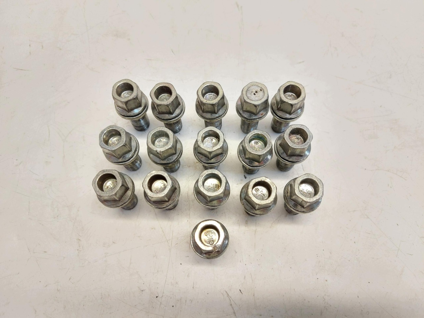 VW ID4 11A , 2024r SUV 5D screws wheels discs 16szt