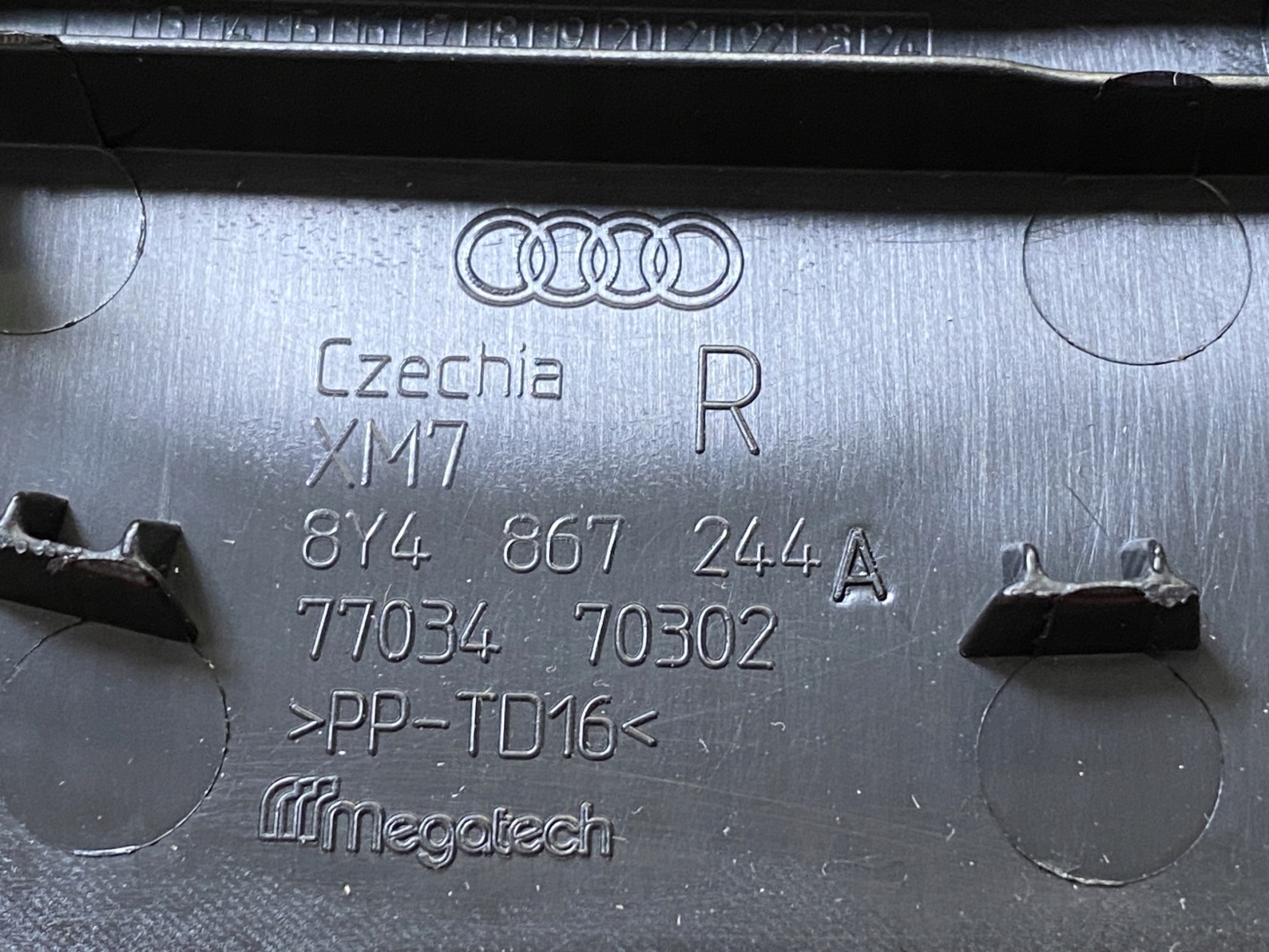 AUDI A3 8Y Blende Abdeckung SLUPKA rechts 8Y4867244A