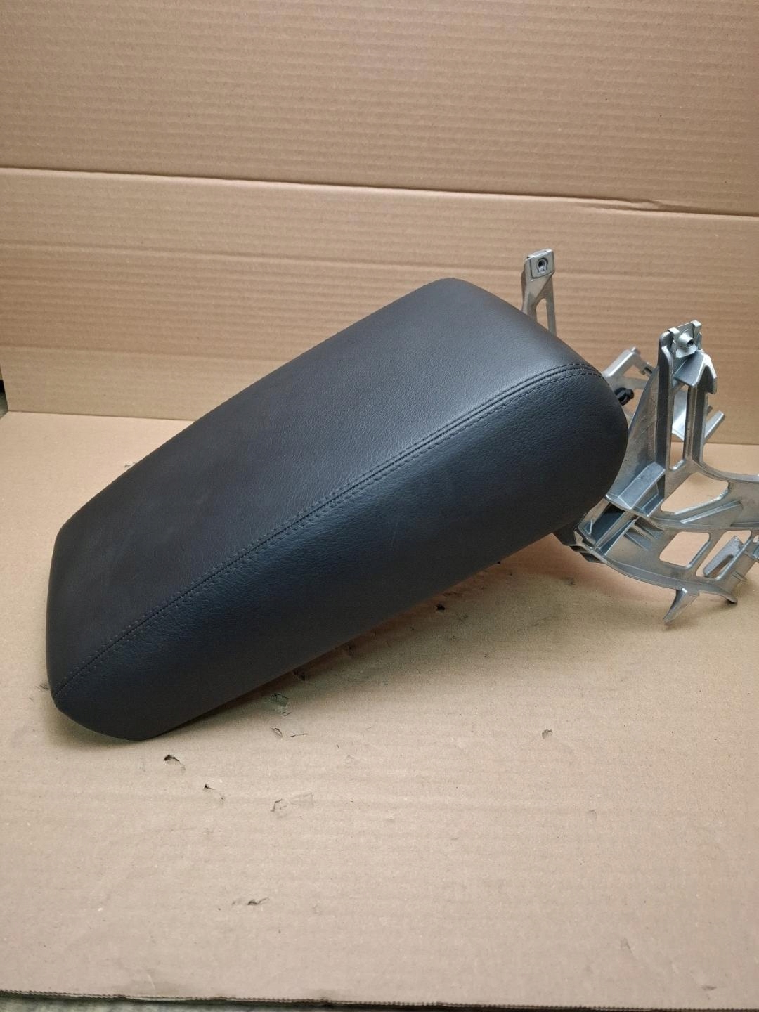 bracciolo tunelu srodkowego Audi A6 C7 2012