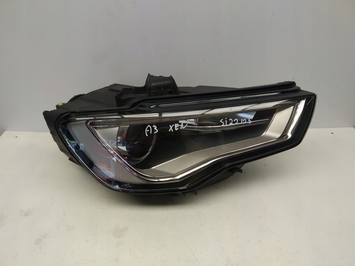 2012r + Audi A3 8V reflektor light front right XENON + LED 8V0941006C