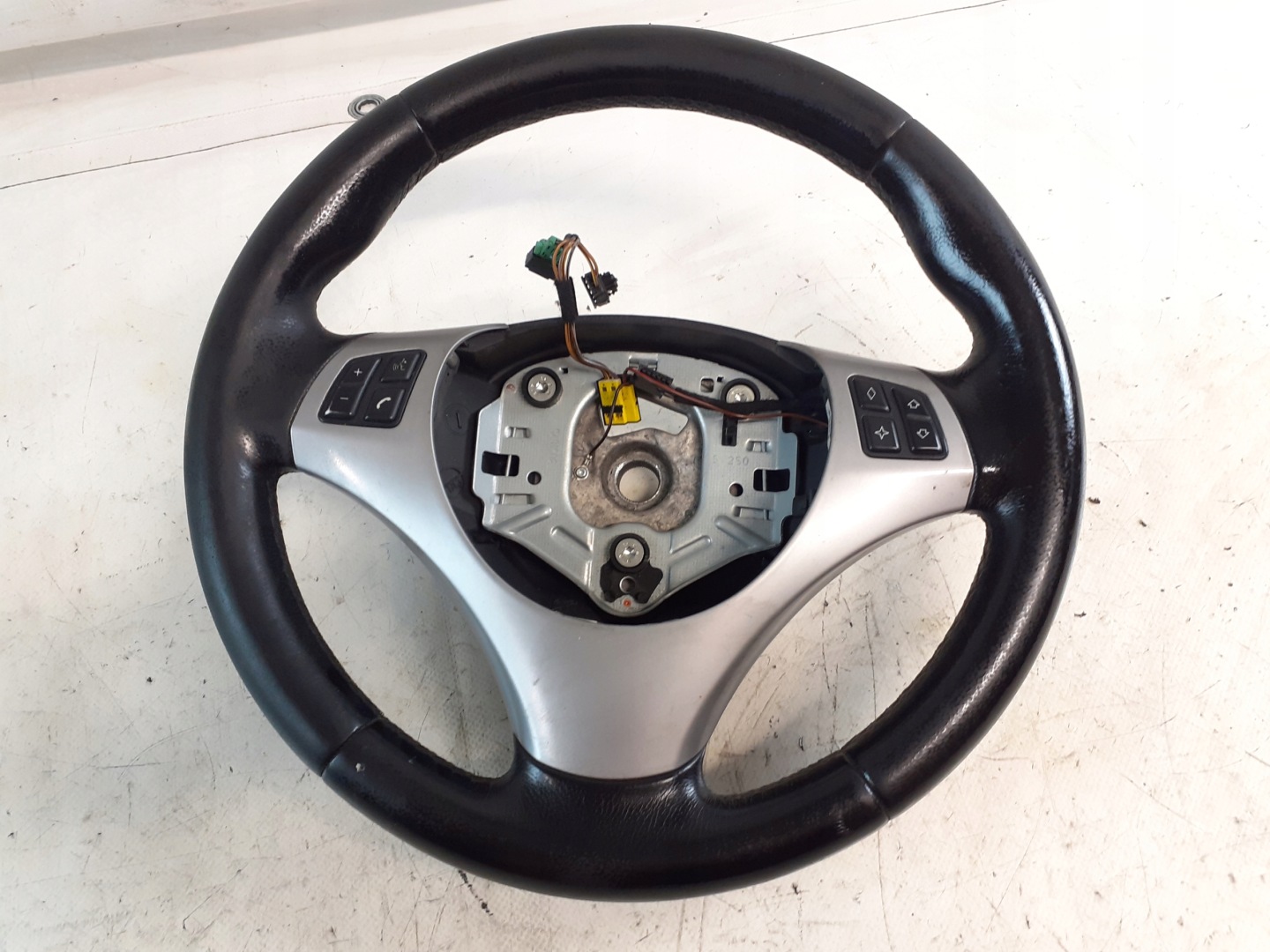BMW E90 E87 volant SKORZANA