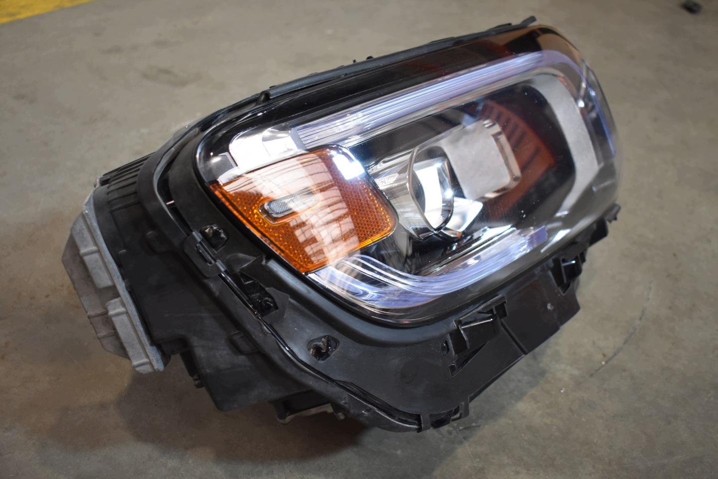 IDEALNA light front front right LED KPL. + MODULY MERCEDES GLB X247 1