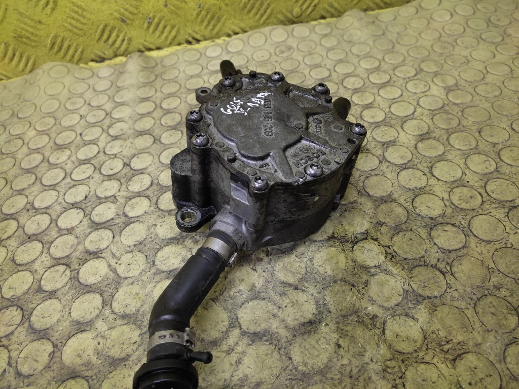 VW GOLF V pump VACUM 038145209C