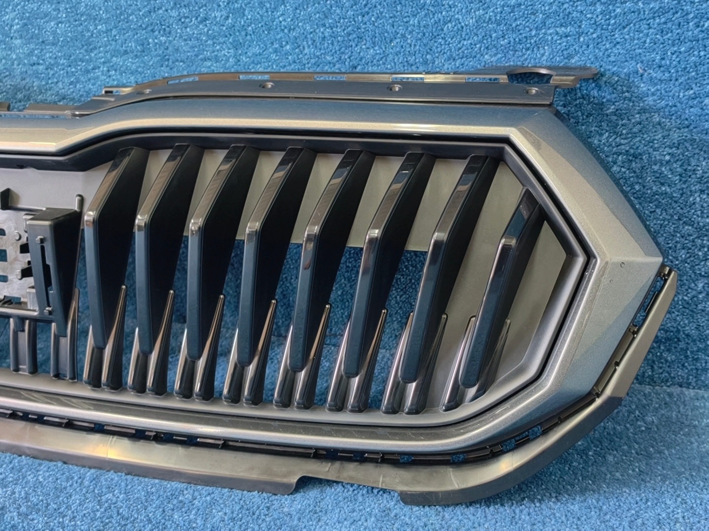 SKODA FABIA IV 2021 - grille radiateur graphite original 6VA853653